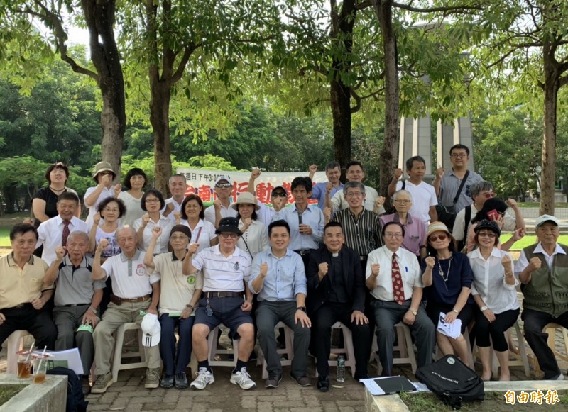 台南行動教會在台南二二八公園舉行祈禱會，將動員北上聲援929台港大遊行，以行動撐香港。（記者蔡文居攝）