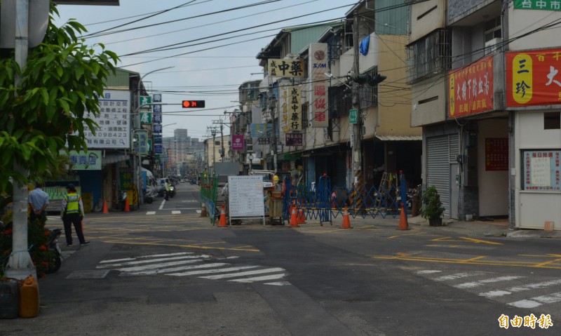 市府水利局在太平中和街闢設下水道，短短200多公尺施工快7個月還未完工，民眾通行不便抱怨連連。（記者陳建志攝）