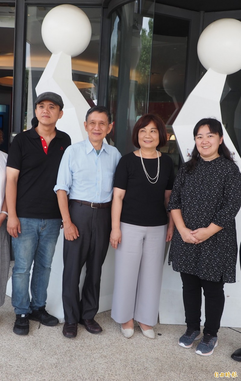 陳珮文(右1)和王子建(左1)努力為山上孩子籌措學費。(記者陳鳳麗攝) 陳珮文(右1)和王子建(左1)努力為山上孩子籌措學費。(記者陳鳳麗攝)