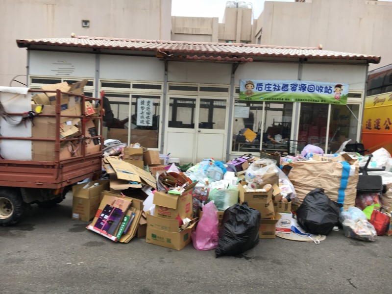 頭份文林路公有停車場預定地被當作資源回收場，常堆積許多垃圾，引發民怨。（記者鄭名翔翻攝）