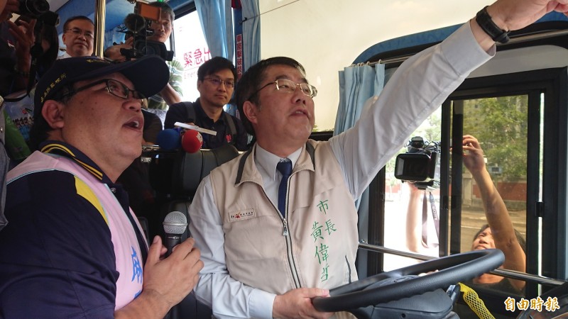 台南市長黃偉哲坐在駕駛座體驗開大型車視野。（記者洪瑞琴攝）