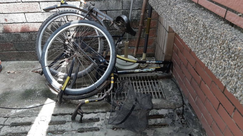 台78線東西向快速道路昨天晚上發生自小客車撞腳踏車意外，腳踏車遭撞斷成3截。（記者黃淑莉攝）