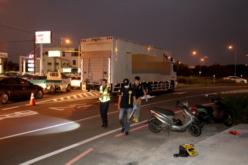 麻豆交流道南下入口匝道口，18日傍晚約5點33分發生一起驚悚車禍，機車和大貨車碰撞後，36歲蔡姓女騎士慘死輪下。（記者楊金城攝）