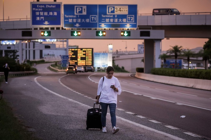 反送中機場事件影響下，訪港旅客人數下滑。（法新社）