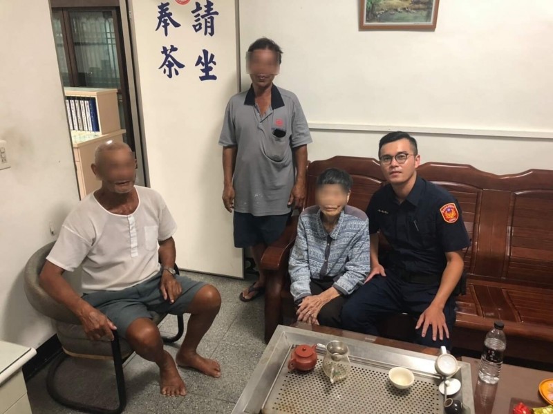 南市警三分局土城派出所警員莊盛然（右一）協助迷路老婦返回警所休息，並聯絡親戚到所偕同回家。（記者王俊忠翻攝）