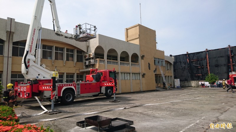 警消在新營工業區進行廠商區域聯防防、消防隊救災的演練。（記者楊金城攝）