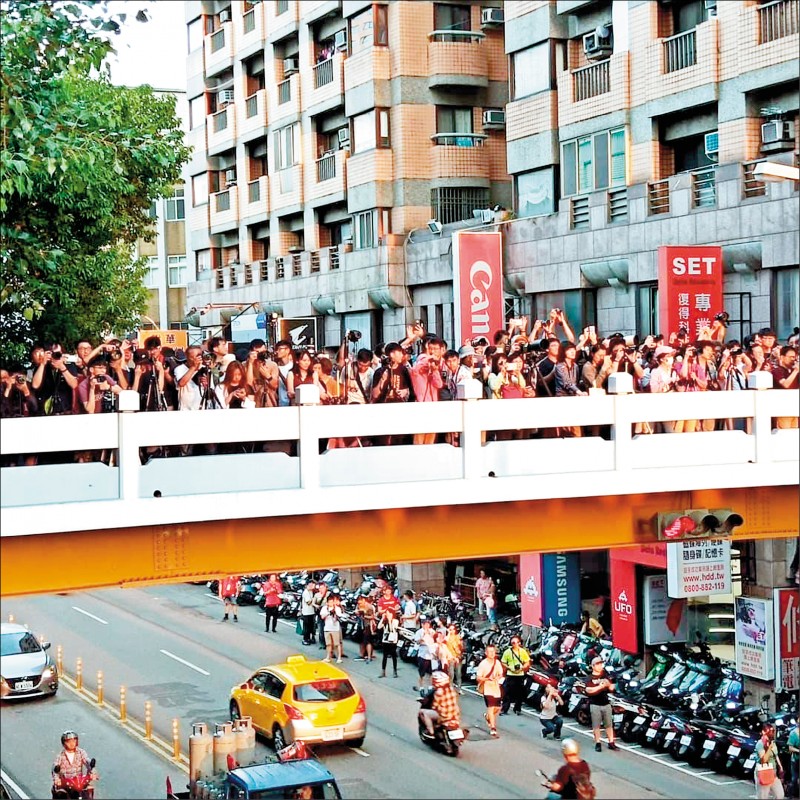 台中 搶拍懸日塞爆公益路 英才路天橋今續總量管制 生活 自由時報電子報