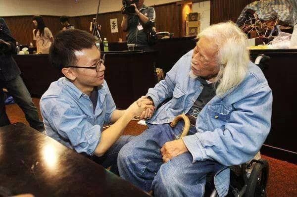 民進黨副秘書長林飛帆po出太陽花學運時，與史明在立法院的合照。（圖擷取自林飛帆臉書）