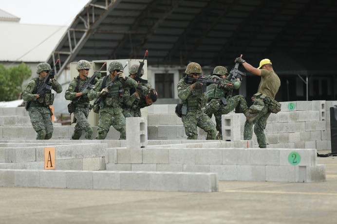 陸軍特戰官兵展開反特攻作戰操演，現場模擬得相當逼真。（圖：軍聞社提供）