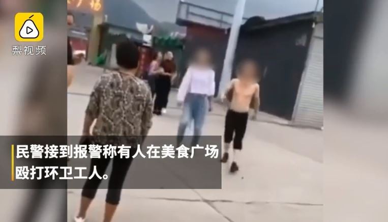 中國女子當街小便被糾正，竟把糾正她的清潔工打傷。（圖翻攝自梨視頻）