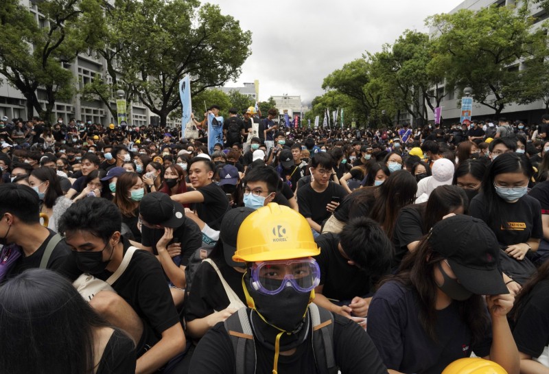 黑色是香港反送中運動的象徵色，元朗有學校傳出禁止學生在「便服日」穿全身黑色，遭質疑打壓自由。（美聯社）