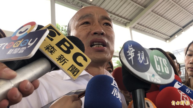 高雄市長韓國瑜今天下午到屏東參訪，針對總統蔡英文親上火線回應邦交國斷交，他批評總統府把一切問題都推給一國兩制，是推卸責任。（記者邱芷柔攝）