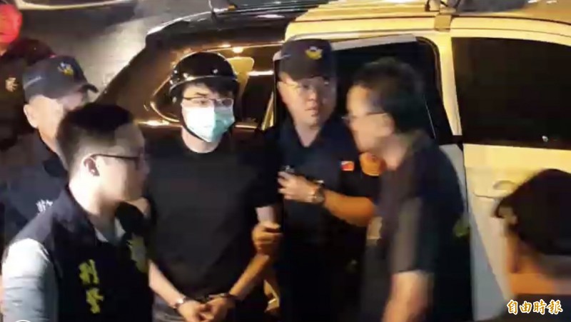 直播主大亂鬥！連千毅銬回高雄 鄭又仁也被拘捕到案