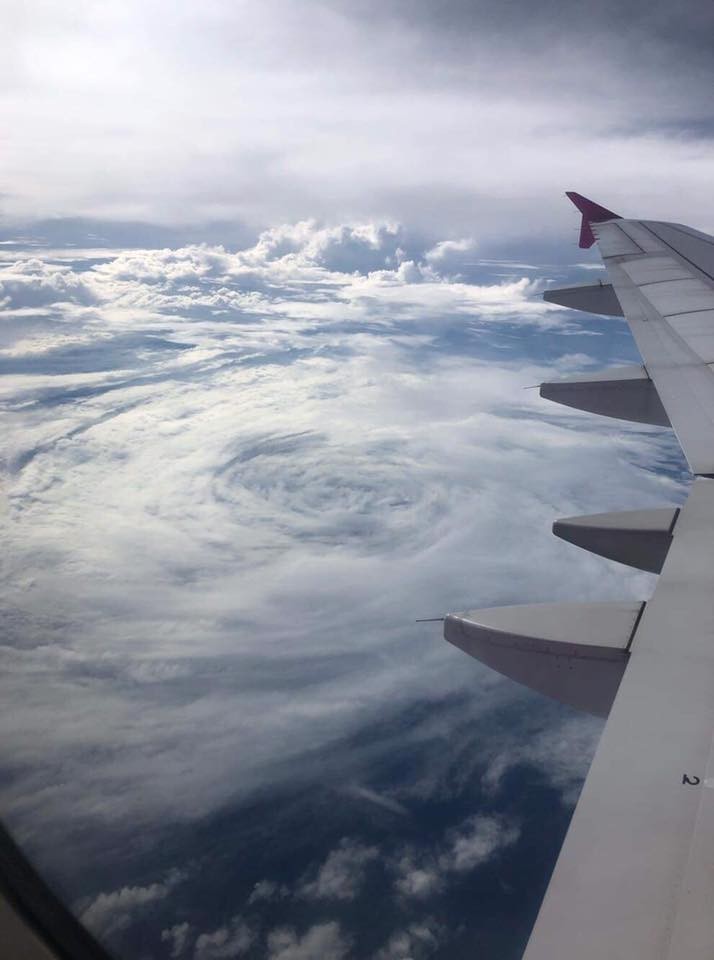 民眾在飛往日本的班機上，拍到颱風「塔巴」的身影。（圖為「台灣颱風論壇｜天氣特急」臉書專頁授權）