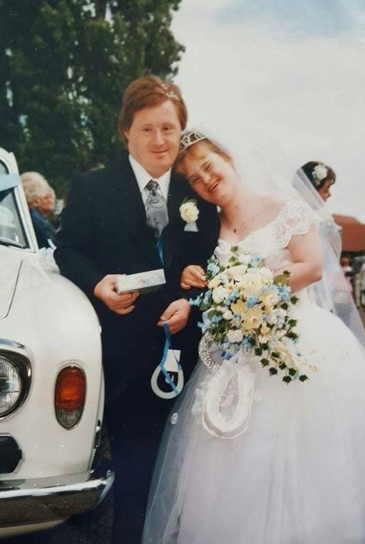 英國的皮林夫婦在1995年7月15日成為世界首對唐氏症夫婦，2人 當年在埃塞克斯郡（Essex）的聖瑪麗教堂舉辦一場盛大的婚禮，邀請了250名親友來見證他們的愛情。（圖擷取自臉書）