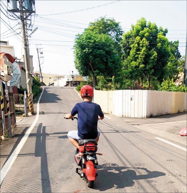 交通部將修法全面納管電動自行車，未來電動自行車有專屬車牌、須投保強制汽車責任險、十四歲以上才能騎乘、可逕行舉發違規行為等。（資料照）