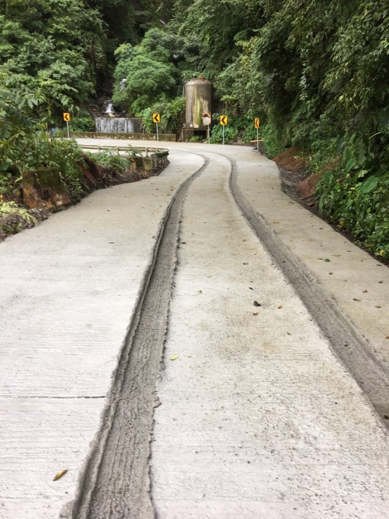 南投縣仁愛鄉鄉道投89線力行產業道路未乾的水泥路面遭車輛強行駛過，留下2道又長又深的輪胎痕，令人傻眼。（圖由民眾提供）