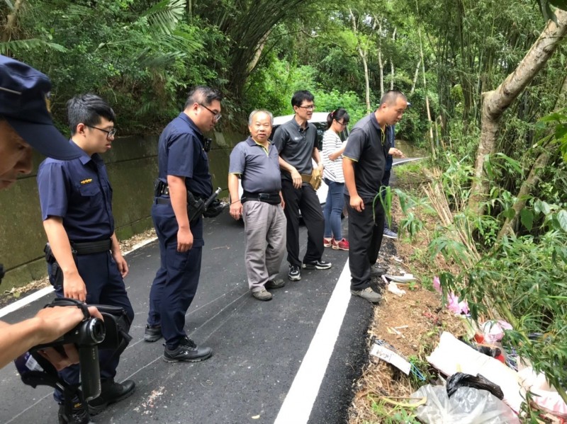 新竹縣芎林鄉遭傾倒大批廢棄物，檢警環平台啟動，聯手破案。（警方提供）