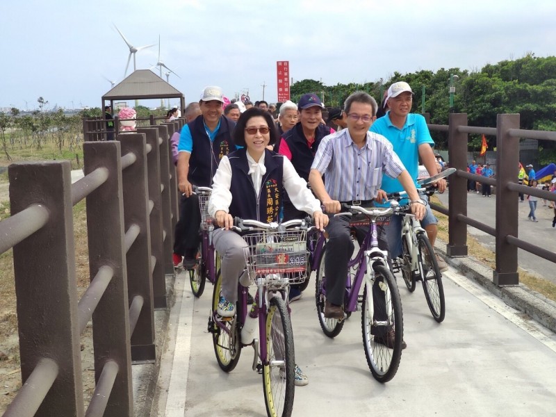 大安區長周琇茹與民眾一起騎自行車，體驗大安區堤頂自行車道美麗風光。（記者歐素美翻攝）