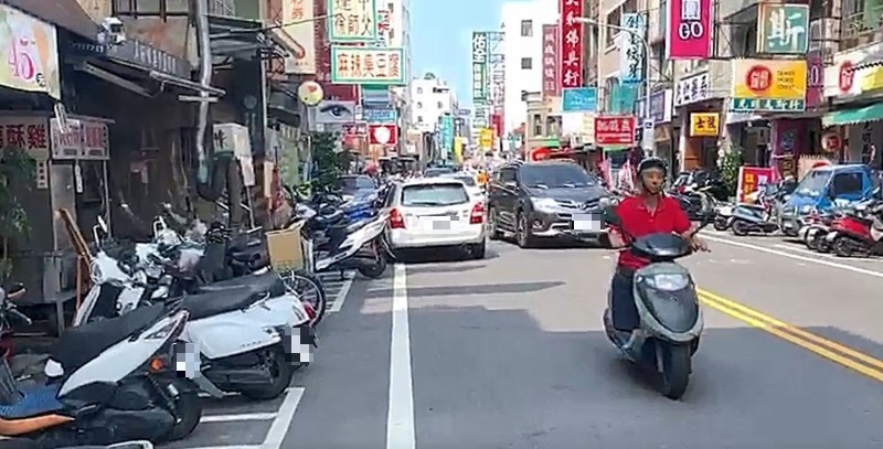 彰化市區難停車，還可見到逆向違停。（記者劉曉欣翻攝）