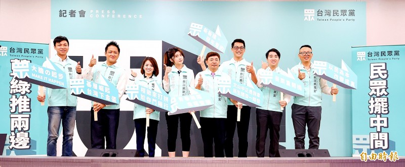 The Taiwan People’s Party holds a news conference in Taipei yesterday formally announcing its first wave of legislative nominees, including Keng Kim-yung, second left, and Taipei City Councilor Hsu Li-hsin, right.
Photo: Chu Pei-hsiung, Taipei Times The Taiwan People’s Party holds a news conference in Taipei yesterday formally announcing its first wave of legislative nominees, including Keng Kim-yung, second left, and Taipei City Councilor Hsu Li-hsin, right.
Photo: Chu Pei-hsiung, Taipei Times