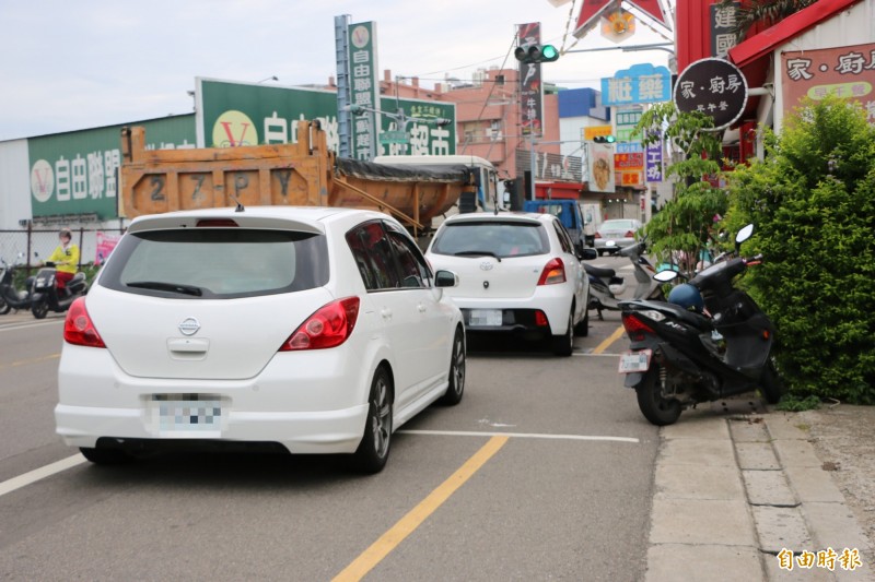 頭份市公所清點停車費欠繳清單，目前尚有297筆、最高金額達6000元的欠款。（記者鄭名翔攝）