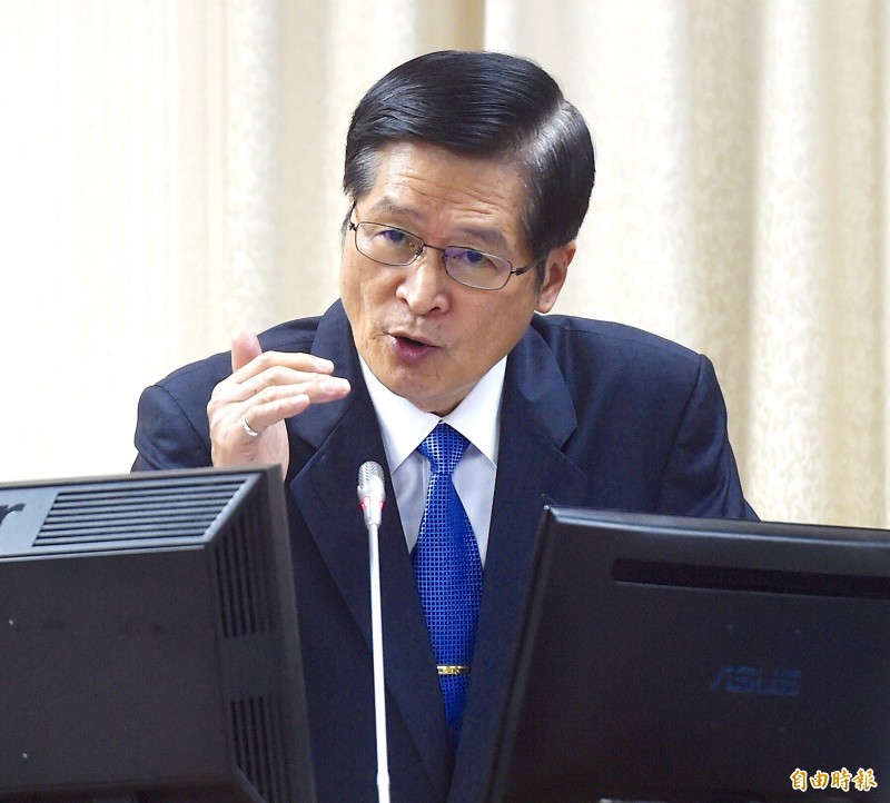 Minister of National Defense Yen De-fa yesterday speaks during a question-and-answer session of the Foreign Affairs and National Defense Committee at the Legislative Yuan in Taipei.
Photo: Chien Jung-fong, Taipei Times