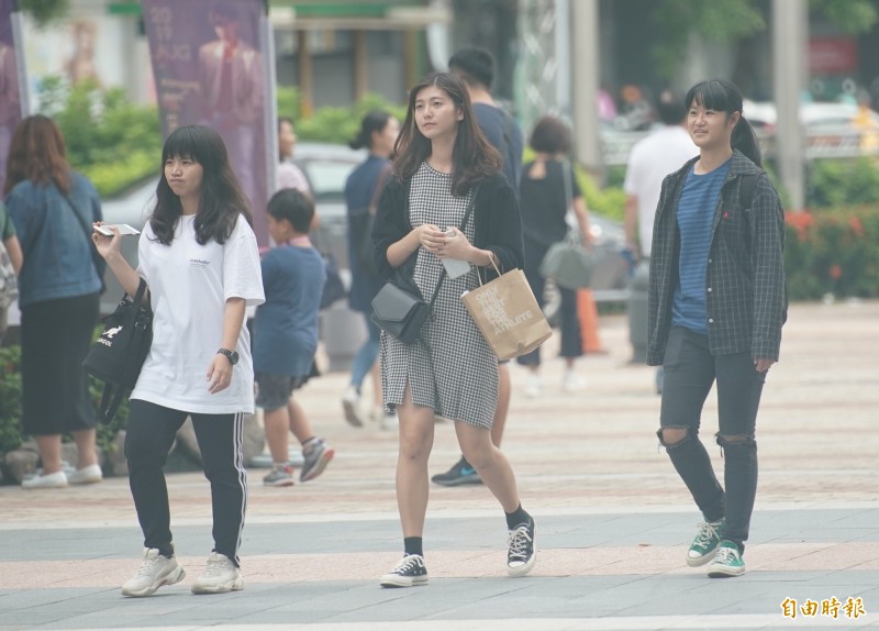 明（24）日清晨依舊涼爽，白天「北部及東半部」高溫在27到29度，有局部短暫陣雨、尤其雙北及宜蘭降雨機率高，「中南部」維持多雲到晴，高溫達32度、日夜溫差較大。（資料照，記者黃志源攝）