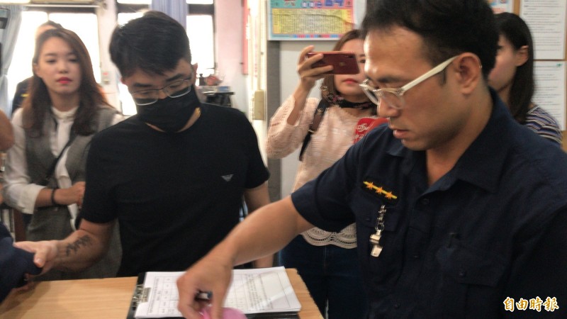 直播主大亂鬥主角之一「大仁哥」 第一天派出所報到遲到13分