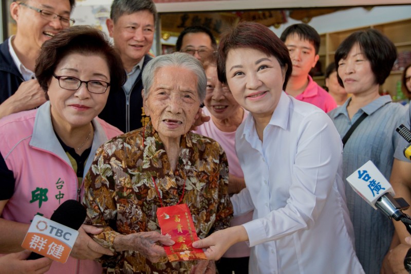 103歲人瑞江宋鋏妹（圖中）耳聰目明，最喜歡喝紅茶吃地瓜，每月都要吃雞酒。（記者張瑞楨翻攝）