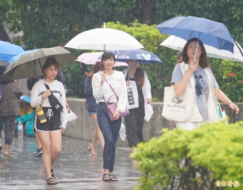 明（26）日北部、東部降雨機率比今（25）日高，基隆北海岸及宜蘭入夜可能出現大雨；中南部依舊是多雲到晴，山區午後有局部短暫陣雨，但日夜溫差大，早晚記得多加件衣物，以免著涼。（資料照，記者黃志源攝）
