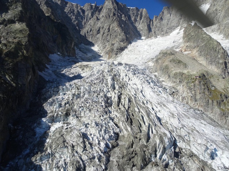 橫跨法國和義大利交界的白朗峰（Mont Blanc），有部分冰川正面臨融化崩塌的危機。（歐新社）