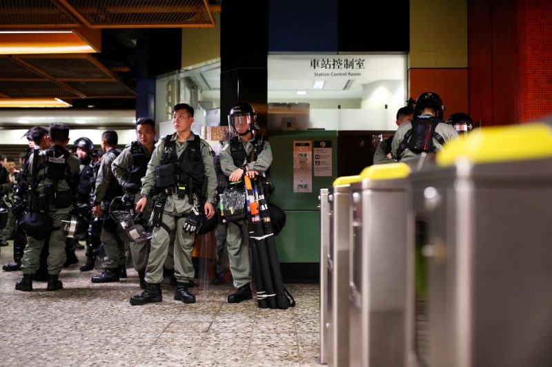 香港反送中示威活動中，港警曾在港鐵中多次驅逐示威者。（彭博）