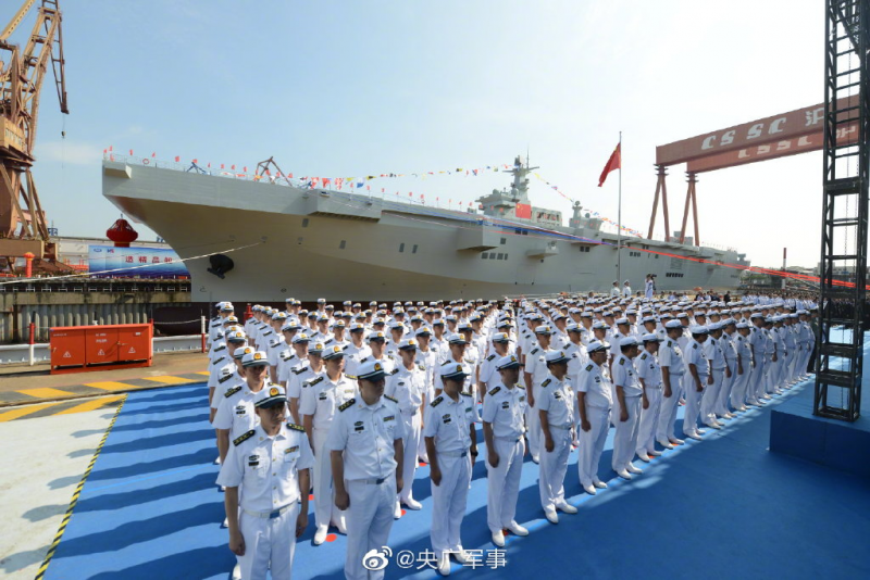 中國官媒宣布，解放軍首艘兩棲攻擊艦今在上海舉行下水儀式，服役後可大幅提高解放軍立體登陸能力。（圖擷自央視軍事）