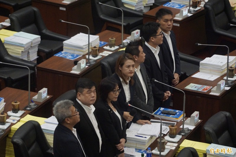 民進黨議員康裕成偕同多位議員，批評高雄市長韓國瑜民調墊底、還一直說謊，應該給三個道歉。（記者黃佳琳攝）