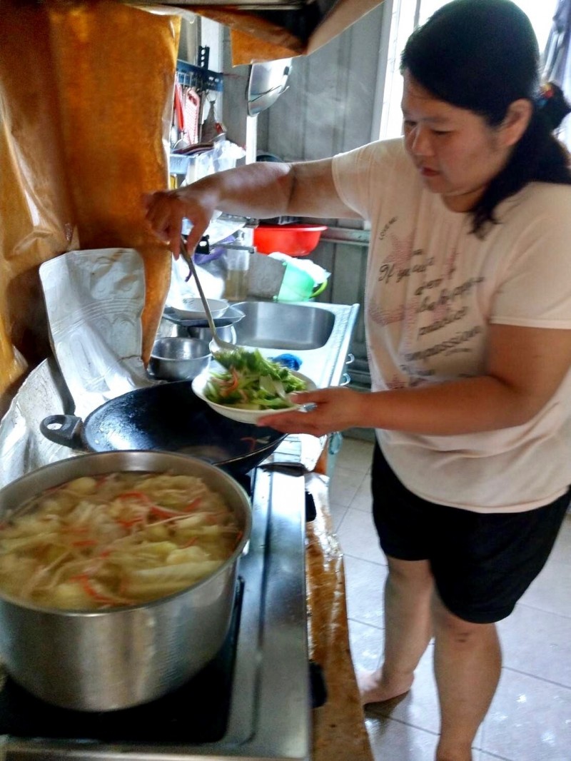 黃筱彤假日自掏腰包做飯給孤老享用。（記者洪臣宏翻攝）