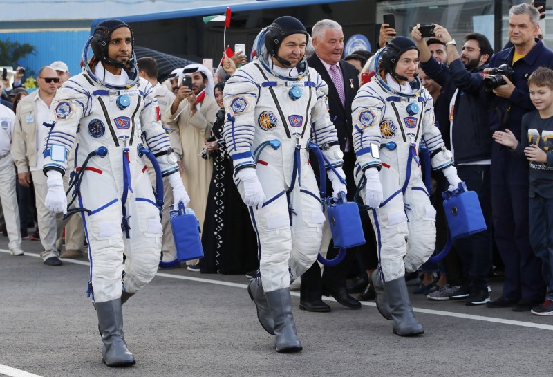 阿拉伯聯合大公國的前飛行員曼蘇里（圖左），成為史上第一位踏上國際太空站（ISS）的阿拉伯人。（美聯社）
