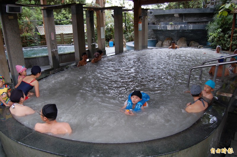 觀光局擴大加碼國旅秋冬遊，規劃補助溫泉業者推出買一（住宿）送一（泡湯）優惠方案。圖為民眾在關子嶺泡溫泉的資料照。（記者楊金城攝）