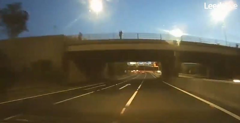 英國韋克菲爾德（Wakefield）近日驚傳有人「惡意」從橋上向正在高速公路行駛的汽車扔磚頭。（圖擷取自里兹生活報影片）