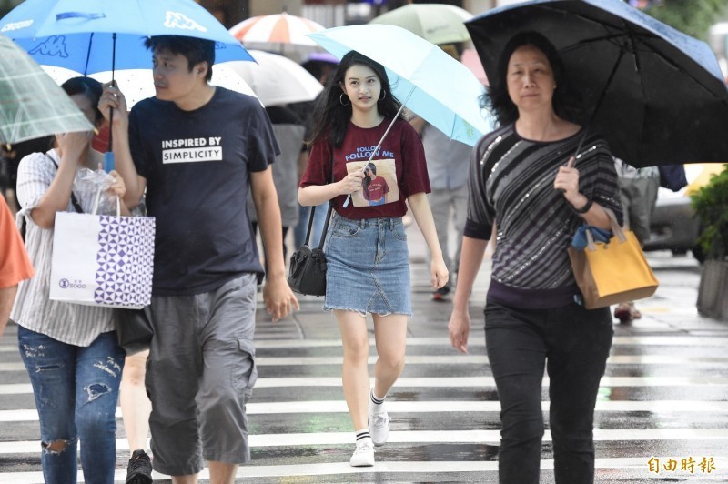 今（27）日持續有水氣自台灣東部海面移入，宜蘭、基隆北海岸及大台北山區仍是有陣雨的天氣，而大台北平地的降雨也會比昨天明顯，至於桃竹苗及花東也有局部短暫陣雨。（資料照）