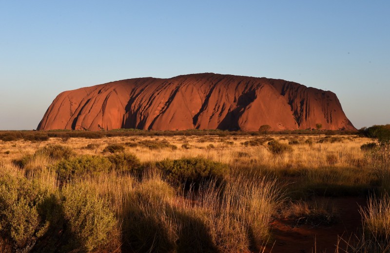 澳洲世界自然遺產巨岩烏盧魯，將從10月27日開始禁止遊客攀爬。（歐新社）
