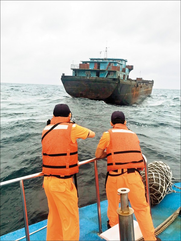 中國一艘無名、無人幽靈貨輪失去動力，在我領海內隨波逐流，海巡署艦隊分署獲報前往警戒，蒐證中。（記者林嘉東翻攝）