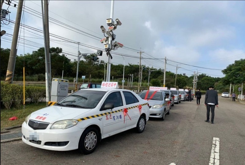 原PO拍下自己的迎娶車隊，看起來氣勢非凡。（圖擷自爆廢公社）