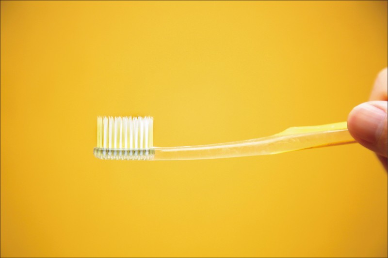 牙刷建議3～4個月就要換1支新的，才能確保刷毛效果不大打折扣。（記者沈昱嘉／攝影）