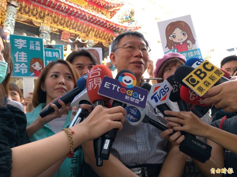 國民黨主席吳敦義認為鴻海創辦人郭台銘與國民黨殊途同歸，台北市長柯文哲則直言藍營初選玩過火玩到翹去。（記者王榮祥攝）