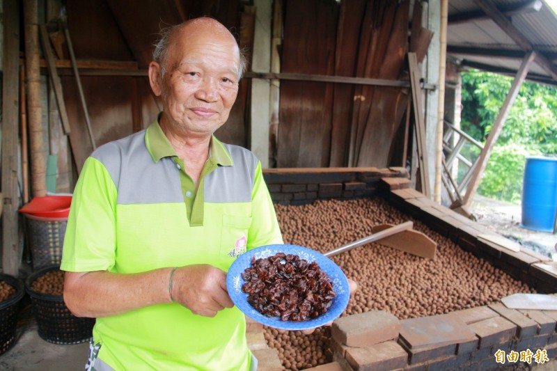 茆木聰以柴燒古法烘焙龍眼一甲子不中斷，年年烘烤出色香味俱美的龍眼乾。（記者陳冠備攝）