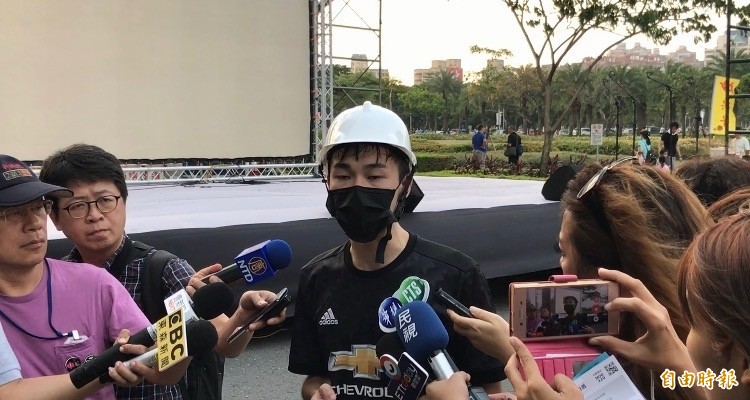 929高雄聲援香港總召鄧俊儒痛斥韓國瑜香港問題說法是「無稽之談」。（記者洪臣宏攝）