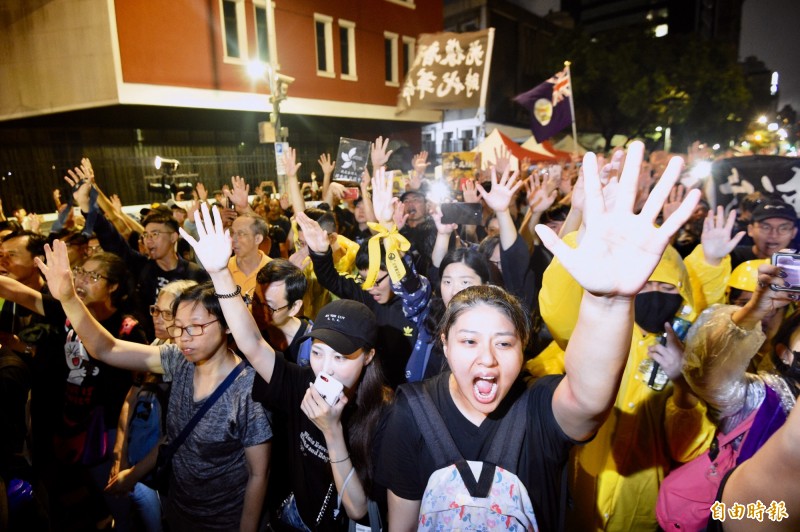 「929台港大遊行：撐港反極權」29日下午在台北登場，主辦單位晚間於立法院外舉辦晚會，民眾不畏風雨聲援香港。（記者羅沛德攝）