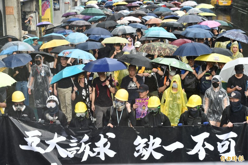 「929台港大遊行」今發生香港歌手何韻詩遭人潑漆事件。（記者塗建榮攝）