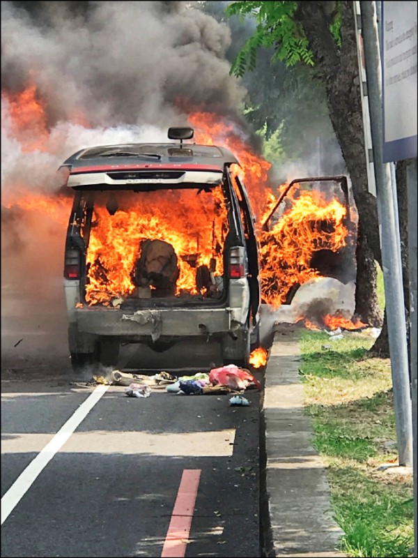 廂型車疑因打火機起火燃燒，火勢猛烈相當嚇人。 （記者陳建志翻攝）